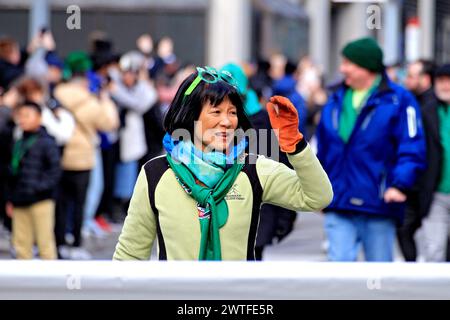 Toronto, Kanada. März 2024. Olivia Chow, Bürgermeisterin von Toronto, winkt den Zuschauern entlang der Yonge Street während der St. Patrick's Day Parade am 17. März 2024 in Toronto, Kanada. (Foto: Mike Campbell/NurPhoto) Credit: NurPhoto SRL/Alamy Live News Stockfoto
