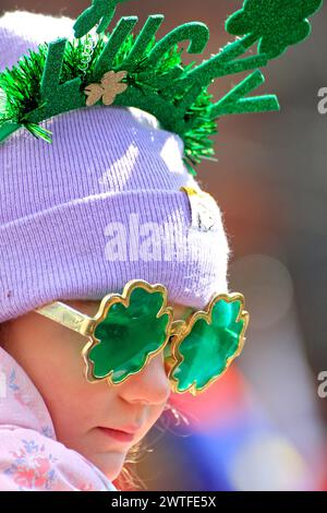 Toronto, Kanada. März 2024. Ein Zuschauer beobachtet die St. Patrick's Day Parade entlang der Bloor Street in Toronto, Kanada, am 17. März 2024. (Foto: Mike Campbell/NurPhoto) Credit: NurPhoto SRL/Alamy Live News Stockfoto