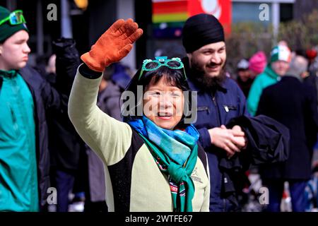 Toronto, Kanada. März 2024. Olivia Chow, Bürgermeisterin von Toronto, winkt den Zuschauern entlang der Yonge Street während der St. Patrick's Day Parade am 17. März 2024 in Toronto, Kanada. (Foto: Mike Campbell/NurPhoto) Credit: NurPhoto SRL/Alamy Live News Stockfoto
