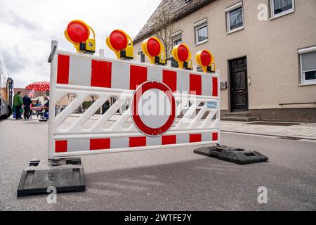 Schwabmünchen, Bayern, Deutschland - 17. März 2024: Straßensperre auf der Straße vor dem Frühlingsfest in Schwabmünchen *** Straßensperre auf der Straße vor dem Frühlingsfest in Schwabmünchen Stockfoto