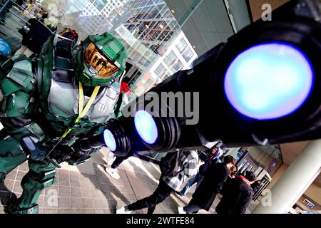 Toronto, Kanada. März 2024. Ein Teilnehmer posiert am 17. März 2024 vor dem Toronto Comicon 2024 im Metro Toronto Convention Centre in Toronto, Kanada. (Foto: Mike Campbell/NurPhoto) Credit: NurPhoto SRL/Alamy Live News Stockfoto