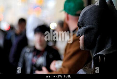 Toronto, Kanada. März 2024. Ein Teilnehmer, gekleidet als Batman, wartet am 17. März 2024 vor dem Metro Toronto Convention Centre auf dem Toronto Comicon 2024 in Toronto, Kanada. (Foto: Mike Campbell/NurPhoto) Credit: NurPhoto SRL/Alamy Live News Stockfoto