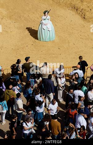 Valencia, Spanien. März 2024. Besucher besuchen das Falla del Ayuntamiento während des Las Fallas Festivals in Valencia, Spanien, am 17. März 2024. Das Fallas ist Valencias internationalstes Festival, das vom 15. Bis 19. März stattfindet. Die Las Fallas Festlichkeiten feiern die Ankunft des Frühlings mit Feuerwerken, Festen und großen Pappdenkmälern, die Ninots genannt werden. Das Festival ist seit 2016 zum Immateriellen Kulturerbe der Menschheit der UNESCO ernannt worden. (Foto: David Aliaga/NurPhoto) Credit: NurPhoto SRL/Alamy Live News Stockfoto