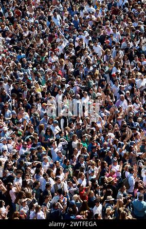 Valencia, Spanien. März 2024. Am 17. März 2024 versammeln sich Menschen vor dem Rathaus während des Las Fallas Festivals in Valencia, Spanien. Das Fallas ist Valencias internationalstes Festival, das vom 15. Bis 19. März stattfindet. Die Las Fallas Festlichkeiten feiern die Ankunft des Frühlings mit Feuerwerken, Festen und großen Pappdenkmälern, die Ninots genannt werden. Das Festival ist seit 2016 als immaterielles UNESCO-Kulturerbe der Menschheit anerkannt. (Foto: David Aliaga/NurPhoto) Credit: NurPhoto SRL/Alamy Live News Stockfoto