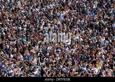 Valencia, Spanien. März 2024. Am 17. März 2024 versammeln sich Menschen vor dem Rathaus während des Las Fallas Festivals in Valencia, Spanien. Das Fallas ist Valencias internationalstes Festival, das vom 15. Bis 19. März stattfindet. Die Las Fallas Festlichkeiten feiern die Ankunft des Frühlings mit Feuerwerken, Festen und großen Pappdenkmälern, die Ninots genannt werden. Das Festival ist seit 2016 als immaterielles UNESCO-Kulturerbe der Menschheit anerkannt. (Foto: David Aliaga/NurPhoto) Credit: NurPhoto SRL/Alamy Live News Stockfoto