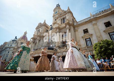 Valencia, Spanien. März 2024. Falleros in traditionellen Trachten spazieren am Rathaus während des Las Fallas Festivals in Valencia, Spanien, am 17. März 2024 vorbei. Das Fallas ist Valencias internationalstes Festival, das vom 15. Bis 19. März stattfindet. Die Las Fallas Festlichkeiten feiern die Ankunft des Frühlings mit Feuerwerken, Festen und großen Pappdenkmälern, die Ninots genannt werden. Das Festival ist seit 2016 als immaterielles UNESCO-Kulturerbe der Menschheit anerkannt. (Foto: David Aliaga/NurPhoto) Credit: NurPhoto SRL/Alamy Live News Stockfoto