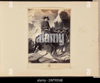 "Bonaparte überquert die Alpen" von Paul Delaroche. Unbekannt, Fotograf um 1860–1880 Eine Fotografie einer Reproduktion von Delaroches Gemälde Bonaparte Crossing the Alps, auch bekannt als Napoleon Crossing the Alps. Das Gemälde zeigt Napoleon Bonaparte, der auf einem Esel durch einen schneebedeckten Bergpass reitet. Ein Familienwappen scheint im Rand unter dem Gemälde gedruckt worden zu sein. (Verso, Halterung) links unten, Bleistift: „A24.31“; Stockfoto