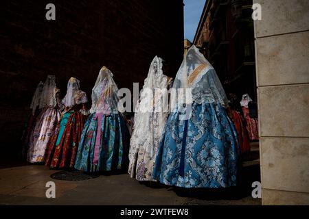 Valencia, Spanien. März 2024. Falleras in traditioneller Tracht gehen in Richtung Plaza de la Virgen, um während des Las Fallas Festivals in Valencia, Spanien, am 17. März 2024 Blumen für die Heilige Maria zu schenken. Das Fallas ist Valencias internationalstes Festival, das vom 15. Bis 19. März stattfindet. Die Feierlichkeiten feiern die Ankunft des Frühlings mit Feuerwerken, Festen und großen Pappdenkmälern, die Ninots genannt werden. Das Festival ist seit 2016 als immaterielles UNESCO-Kulturerbe der Menschheit anerkannt. (Foto: David Aliaga/NurPhoto) Credit: NurPhoto SRL/Alamy Live News Stockfoto