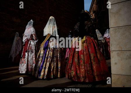 Valencia, Spanien. März 2024. Falleras in traditioneller Tracht gehen in Richtung Plaza de la Virgen, um während des Las Fallas Festivals in Valencia, Spanien, am 17. März 2024 Blumen für die Heilige Maria zu schenken. Das Fallas ist Valencias internationalstes Festival, das vom 15. Bis 19. März stattfindet. Die Feierlichkeiten feiern die Ankunft des Frühlings mit Feuerwerken, Festen und großen Pappdenkmälern, die Ninots genannt werden. Das Festival ist seit 2016 als immaterielles UNESCO-Kulturerbe der Menschheit anerkannt. (Foto: David Aliaga/NurPhoto) Credit: NurPhoto SRL/Alamy Live News Stockfoto