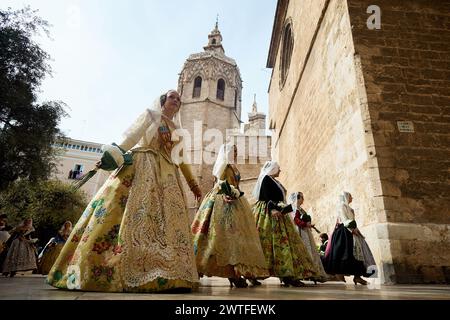 Valencia, Spanien. März 2024. Falleras in traditioneller Tracht gehen in Richtung Plaza de la Virgen, um während des Las Fallas Festivals in Valencia, Spanien, am 17. März 2024 Blumen für die Heilige Maria zu schenken. Das Fallas ist Valencias internationalstes Festival, das vom 15. Bis 19. März stattfindet. Die Feierlichkeiten feiern die Ankunft des Frühlings mit Feuerwerken, Festen und großen Pappdenkmälern, die Ninots genannt werden. Das Festival ist seit 2016 als immaterielles UNESCO-Kulturerbe der Menschheit anerkannt. (Foto: David Aliaga/NurPhoto) Credit: NurPhoto SRL/Alamy Live News Stockfoto