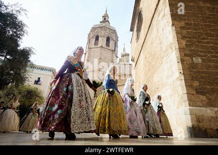 Valencia, Spanien. März 2024. Falleras in traditioneller Tracht gehen in Richtung Plaza de la Virgen, um während des Las Fallas Festivals in Valencia, Spanien, am 17. März 2024 Blumen für die Heilige Maria zu schenken. Das Fallas ist Valencias internationalstes Festival, das vom 15. Bis 19. März stattfindet. Die Feierlichkeiten feiern die Ankunft des Frühlings mit Feuerwerken, Festen und großen Pappdenkmälern, die Ninots genannt werden. Das Festival ist seit 2016 als immaterielles UNESCO-Kulturerbe der Menschheit anerkannt. (Foto: David Aliaga/NurPhoto) Credit: NurPhoto SRL/Alamy Live News Stockfoto