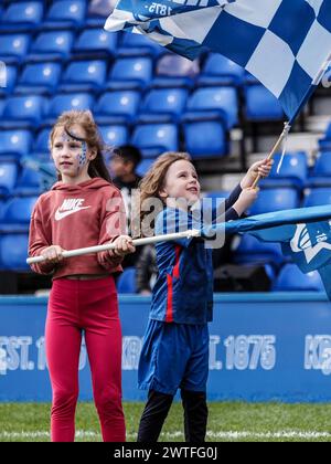 Birmingham, Großbritannien. März 2024. Birmingham, England, 17. März 2024: Junge Fahnenträger während des FA Womens Championship Fußballspiels zwischen Birmingham City und Blackburn Rovers in St Andrews in Birmingham, England (Natalie Mincher/SPP) Credit: SPP Sport Press Photo. /Alamy Live News Stockfoto