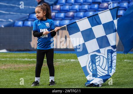 Birmingham, Großbritannien. März 2024. Birmingham, England, 17. März 2024: Junger Flaggenträger während des FA Womens Championship Fußballspiels zwischen Birmingham City und Blackburn Rovers in St Andrews in Birmingham, England (Natalie Mincher/SPP) Credit: SPP Sport Press Photo. /Alamy Live News Stockfoto