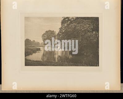 Crow-Island Stream, River Wye. Captain George Bankart, Fotograf (Britisch, 1829 - 1916) 1888 Blick auf einen Fluss vor dem Fluss Wye vom Ufer aus. Ein Baum wächst aus der Mitte des Wassers, und ein kleines Wehr ist weiter oben am Bach zu sehen. (Recto, angrenzendes Interleaving) Mitte, gedruckt in schwarzer Tinte: 'PLATE XXXII. KRÄHENINSELBACH, RIVER WYE." Stockfoto