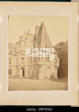 Château de Lion, Normandie. William J. Stillman, Fotograf (amerikanisch, 1828–1901) um 1861 Ansicht des Vordereingangs des Château de Lion-sur-Mer. Das Gebäude verfügt über zwei Erker-Fenster an den Ecken des zweiten Stockwerks, und ein schmaler, zylindrischer Turm steht zwischen den vielen Dachlinien des Hauses. Eine Steintreppe, die zur Haustür führt, ist auf beiden Seiten mit Topfpflanzen gesäumt, und eine Reihe von Bänken steht entlang der Außenwand des Gebäudes. (Recto, Halterung) oben rechts, handgeschrieben mit Bleistift: '16'; unten links, handgeschrieben mit Bleistift: '[teilweise mit Stoffbindeband bedeckt] Stockfoto