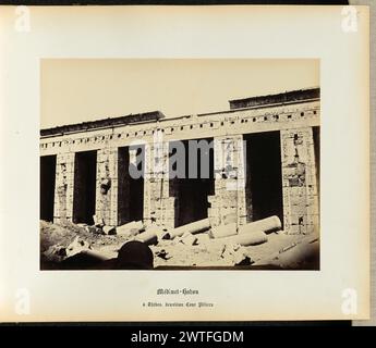 Medinet Habu, zweite Hofsäulen. Wilhelm Hammerschmidt, Fotograf (deutsch, geb. Preußen, gestorben 1869) 1860er Jahre Ein Blick auf die Pfosten- und Sturzbaumauer. Jede Säule hat Hieroglyphen an ihren Kanten, und der Sturz hat auch eine Linie von Hieroglyphen. Im Vordergrund befinden sich kleinere gebrochene Säulen. (Recto) oben rechts, in Bleistift: '58'; (rückseitig) unten links, in Bleistift: 'A 32. 70 (Ham)". Stockfoto