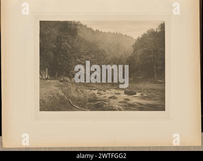 In Dove Dale (von der Staffordshire Seite). Captain George Bankart, Fotograf (Britisch, 1829 - 1916) 1888 Blick auf den Fluss Taube, der durch das Dovedale Valley führt. Die Initialen des Fotografen, „GB“, wurden in die untere rechte Ecke des Bildes eingekratzt. (Recto, angrenzendes Interleaving) Mitte, gedruckt in schwarzer Tinte: 'PLATE XL. IN DOVE DALE. (STAFFORDSHIRE-SEITE)." Stockfoto