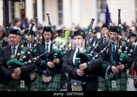 London, Großbritannien. März 2024. Während der jährlichen Festparade zum St. Patrick's Day in London spielen Musiker Luftröhre. Tausende von Menschen kleiden sich grün und nehmen an der jährlichen St. Patrick's Day Parade im Zentrum von London Teil. St. Patrick's Day, oder das fest des Heiligen Patrick, ist ein religiöser und kultureller Feiertag in Irland, der am 17. März zum traditionellen Tod des Heiligen Patrick stattfindet. (Foto: Hesther ng/SOPA Images/SIPA USA) Credit: SIPA USA/Alamy Live News Stockfoto