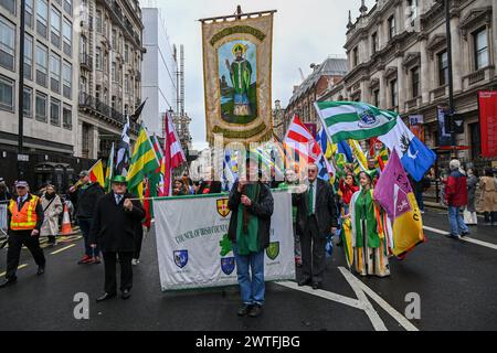 London, Großbritannien. März 2024. Tausende nehmen an der Londoner Saint Patrick's Day Parade 2024 Teil, die die irische Kultur feiert. Spektakuläre Prozession und Parade irischer Marschbands, Tänzer und Prunk durch das Herz von London, Großbritannien. Quelle: Siehe Li/Picture Capital/Alamy Live News Stockfoto