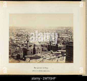 Kairo: Blick auf die Zitadelle und den rechten Teil der Stadt. Wilhelm Hammerschmidt, Fotograf (deutsch, geb. Preußen, gestorben 1869) 1860er Jahre Ein Blick auf die Stadt Kairo von einem hohen Aussichtspunkt. Die Zitadelle von Saladin ist hervorstehend und im Vordergrund zentriert. (Recto) oben rechts, in Bleistift: '8'; (rückseitig) unten links, in Bleistift: 'A 32. 20 (Hammer)“; Stockfoto