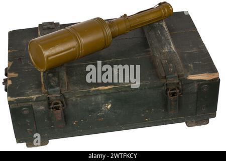 RKG-3 sowjetische Panzerabwehrgranate mit Formladung auf grüner Munitionskiste. Stockfoto