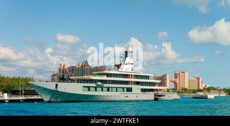 NASSAU, BAHAMAS - 31. Januar 2024: Mit einer Bevölkerung von 260.000, umfasst Nassau 80 Prozent der Bevölkerung der Bahamas, mit dem hübschen Pastell Stockfoto