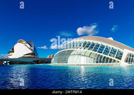 Futuristische Königin Sofia Palast der Künste und das Hemisfèric IMAX Kino in der Stadt der Künste und Wissenschaften, Valencia, Spanien Stockfoto