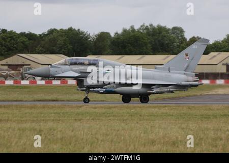 ZK383, ein Eurofighter Typhoon T3, der von 12 Squadron betrieben wird, einem gemeinsamen Geschwader der Royal Air Force/Qatar Emiri Air Force, das zur Ausbildung und Integration katarischer Luft- und Bodenbesatzungen bei der Ankunft am Royal International Air Tattoo 2023 (RIAT 23) in der RAF Fairford in Gloucestershire, England, eingesetzt wurde. Stockfoto