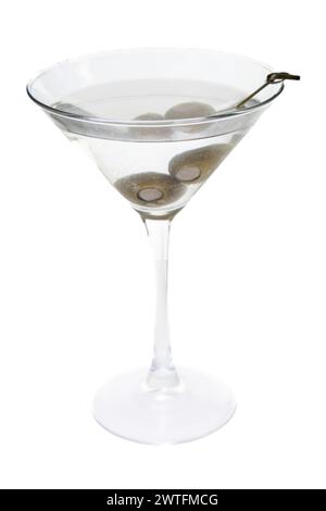 Ein Martini-Glas gefüllt mit einer klaren Flüssigkeit und ein paar Oliven. Das Glas sitzt auf weißem Hintergrund Stockfoto