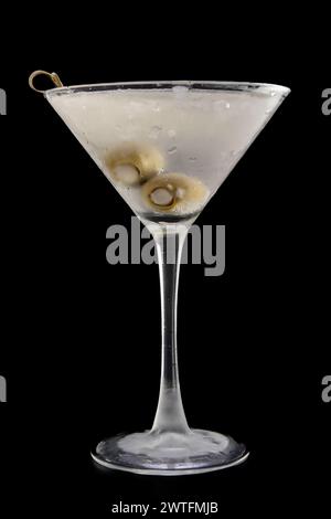 Gekühlter Wodka-Martini mit Oliven mit Bleu-Käse-Füllung auf schwarzem Hintergrund Stockfoto