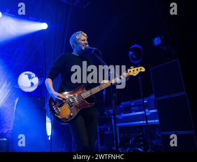 Pixies treten live im Kentish Town Forum in London auf, 17. März 2024 Emma Richardson, Bassist, Backing Vocals (Touring) The Pixies ist eine US-amerikanische Alternative Rock Band, die 86 gegründet wurde. Sie lösten sich '93 beschwerlich auf, aber sie kamen '04 wieder zusammen. Die Pixies werden mit dem alternativen Rock-Boom der 90er Jahre in Verbindung gebracht und greifen auf Elemente wie Punkrock und Surf Rock zurück. Ihre Musik ist bekannt für dynamische „Laut-leise-Laut“-Verschiebungen und Songstrukturen. Stockfoto