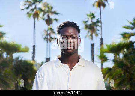 Porträt eines gutaussehenden afroamerikanischen jungen Mannes, der die Kamera ernst betrachtet. Stockfoto