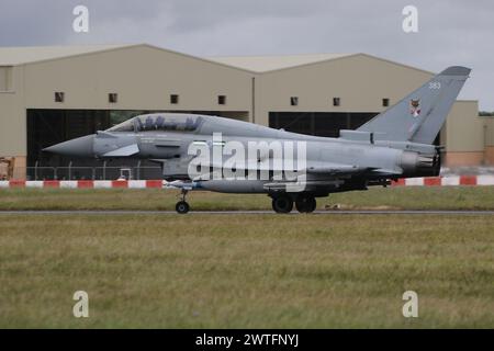 ZK383, ein Eurofighter Typhoon T3, der von 12 Squadron betrieben wird, einem gemeinsamen Geschwader der Royal Air Force/Qatar Emiri Air Force, das zur Ausbildung und Integration katarischer Luft- und Bodenbesatzungen bei der Ankunft am Royal International Air Tattoo 2023 (RIAT 23) in der RAF Fairford in Gloucestershire, England, eingesetzt wurde. Stockfoto