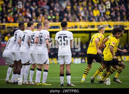 Dortmund, Deutschland. März 2024. Freistoßmauer Borussia Dortmund - Eintracht Frankfurt 17.03.2024 Urheberrecht (nur für journalistische Zwecke) von : Stockfoto