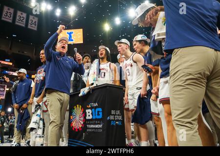 Minneapolis, Minnesota, USA. März 2024. Die Illinois Fighting Illini feiert nach dem Meisterschaftsspiel zwischen Illinois und Wisconsin nach dem TIAA Big10 Männer Basketballturnier 2024 im Target Center in Minneapolis am 17. März 2024. Illinois gewann den Big10-Titel und besiegte Wisconsin von 93 bis 87. (Kreditbild: © Steven Garcia/ZUMA Press Wire) NUR REDAKTIONELLE VERWENDUNG! Nicht für kommerzielle ZWECKE! Stockfoto