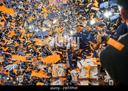 Minneapolis, Minnesota, USA. März 2024. Die Illinois Fighting Illini feiern den Sieg des Meisterschaftsspiels zwischen Illinois und Wisconsin nach dem TIAA Big10 Männer Basketballturnier 2024 im Target Center in Minneapolis am 17. März 2024. (Kreditbild: © Steven Garcia/ZUMA Press Wire) NUR REDAKTIONELLE VERWENDUNG! Nicht für kommerzielle ZWECKE! Stockfoto