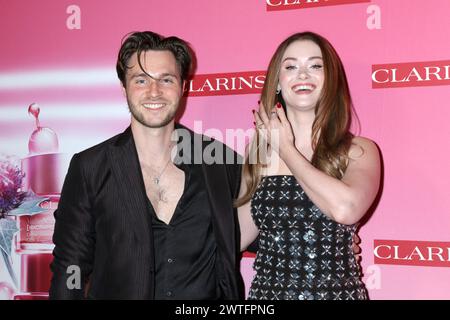 LOS ANGELES - 15. März: Jed Elliott, Virginia Gardner beim Clarins New Product Launch in The Private Residence am 15. März 2024 in Los Angeles, CA Stockfoto