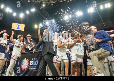 Minneapolis, Minnesota, USA. März 2024. Die Illinois Fighting Illini feiern den Sieg des Meisterschaftsspiels zwischen Illinois und Wisconsin nach dem TIAA Big10 Männer Basketballturnier 2024 im Target Center in Minneapolis am 17. März 2024. Illinois gewann den Big10-Titel und besiegte Wisconsin von 93 bis 87. (Kreditbild: © Steven Garcia/ZUMA Press Wire) NUR REDAKTIONELLE VERWENDUNG! Nicht für kommerzielle ZWECKE! Stockfoto