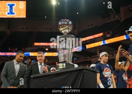 Minneapolis, Minnesota, USA. März 2024. Die Meisterschafttrophäe nach dem Meisterschaftsspiel zwischen Illinois und Wisconsin nach dem TIAA Big10 Männer Basketball Turnier 2024 im Target Center in Minneapolis am 17. März 2024. Illinois gewann den Big10-Titel und besiegte Wisconsin von 93 bis 87. (Kreditbild: © Steven Garcia/ZUMA Press Wire) NUR REDAKTIONELLE VERWENDUNG! Nicht für kommerzielle ZWECKE! Stockfoto