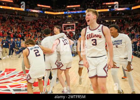 Minneapolis, Minnesota, USA. März 2024. Die Illinois Fighting Illini feiern, nachdem sie das Meisterschaftsspiel zwischen Illinois und Wisconsin nach dem TIAA Big10 Männer Basketballturnier 2024 im Target Center in Minneapolis am 17. März 2024 gewonnen haben. Illinois gewann den Big10-Titel und besiegte Wisconsin von 93 bis 87. (Kreditbild: © Steven Garcia/ZUMA Press Wire) NUR REDAKTIONELLE VERWENDUNG! Nicht für kommerzielle ZWECKE! Stockfoto