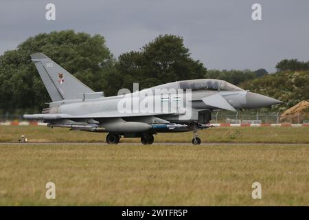 ZK383, ein Eurofighter Typhoon T3, der von 12 Squadron betrieben wird, einem gemeinsamen Geschwader der Royal Air Force/Qatar Emiri Air Force, das zur Ausbildung und Integration katarischer Luft- und Bodenbesatzungen bei der Ankunft am Royal International Air Tattoo 2023 (RIAT 23) in der RAF Fairford in Gloucestershire, England, eingesetzt wurde. Stockfoto