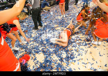 Minneapolis, Minnesota, USA. März 2024. Ein Illinois Fighting Illini Cheerleader feiert nach dem Meisterschaftsspiel zwischen Illinois und Wisconsin nach dem TIAA Big10 Männer Basketballturnier 2024 im Target Center in Minneapolis am 17. März 2024. Illinois gewann den Big10-Titel und besiegte Wisconsin von 93 bis 87. (Kreditbild: © Steven Garcia/ZUMA Press Wire) NUR REDAKTIONELLE VERWENDUNG! Nicht für kommerzielle ZWECKE! Stockfoto