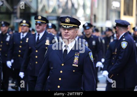 Polizeimarsch der Hafenbehörde in der St. Patrick's Day Parade auf der Fifth Avenue in New York, New York, Samstag, 16. März 2024. Die St. Patrick's Day Parade, eine der ältesten und größten Traditionen New Yorks, findet zum 263. Mal auf der Fifth Avenue statt. (Foto: Gordon Donovan) Stockfoto