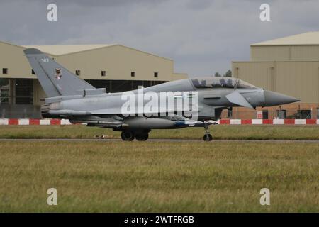 ZK383, ein Eurofighter Typhoon T3, der von 12 Squadron betrieben wird, einem gemeinsamen Geschwader der Royal Air Force/Qatar Emiri Air Force, das zur Ausbildung und Integration katarischer Luft- und Bodenbesatzungen bei der Ankunft am Royal International Air Tattoo 2023 (RIAT 23) in der RAF Fairford in Gloucestershire, England, eingesetzt wurde. Stockfoto