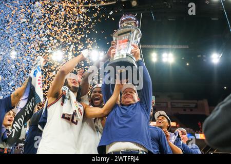 Minneapolis, Minnesota, USA. März 2024. Die Illinois Fighting Illini feiern den Sieg des Meisterschaftsspiels zwischen Illinois und Wisconsin nach dem TIAA Big10 Männer Basketballturnier 2024 im Target Center in Minneapolis am 17. März 2024. Illinois gewann den Big10-Titel und besiegte Wisconsin von 93 bis 87. (Kreditbild: © Steven Garcia/ZUMA Press Wire) NUR REDAKTIONELLE VERWENDUNG! Nicht für kommerzielle ZWECKE! Stockfoto