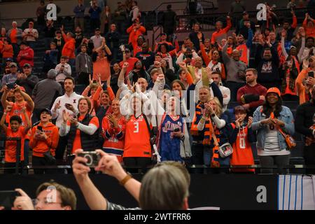 Minneapolis, Minnesota, USA. März 2024. Die Fans von Illinois Fighting Illini feiern nach dem Meisterschaftsspiel zwischen Illinois und Wisconsin nach dem TIAA Big10 Männer Basketball Turnier 2024 im Target Center in Minneapolis am 17. März 2024. Illinois gewann den Big10-Titel und besiegte Wisconsin von 93 bis 87. (Kreditbild: © Steven Garcia/ZUMA Press Wire) NUR REDAKTIONELLE VERWENDUNG! Nicht für kommerzielle ZWECKE! Stockfoto