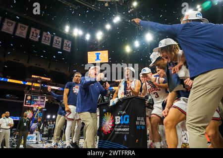 Minneapolis, Minnesota, USA. März 2024. Die Illinois Fighting Illini feiert nach dem Meisterschaftsspiel zwischen Illinois und Wisconsin nach dem TIAA Big10 Männer Basketballturnier 2024 im Target Center in Minneapolis am 17. März 2024. Illinois gewann den Big10-Titel und besiegte Wisconsin von 93 bis 87. (Kreditbild: © Steven Garcia/ZUMA Press Wire) NUR REDAKTIONELLE VERWENDUNG! Nicht für kommerzielle ZWECKE! Stockfoto