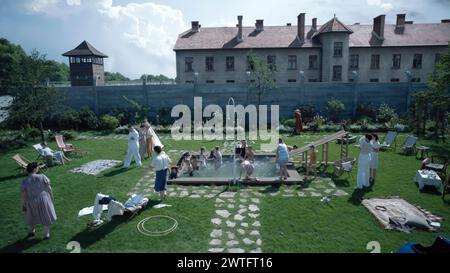 The Zone of Interest (2023) von Jonathan Glazer mit Sandra Hüller Christian Friedel und Freya Kreutzkam. Eine Adaption von Martin Amis’ Roman über den Kommandanten von Auschwitz, Rudolf Höss, und seine Frau Hedwig, die in einem Haus und Garten neben dem Lager ein Traumleben für ihre Familie aufbauen wollen. Werbung noch ***NUR REDAKTIONELLE VERWENDUNG***. Quelle: BFA / A24 Stockfoto