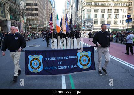 Mitglieder der Polizei Bergen County Pipes und Trommeln treten während der St. Patrick's Day Parade auf der Fifth Avenue in New York, New York, Samstag, 16. März 2024. Die St. Patrick's Day Parade, eine der ältesten und größten Traditionen New Yorks, findet zum 263. Mal auf der Fifth Avenue statt. (Foto: Gordon Donovan) Stockfoto