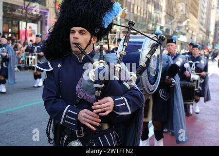 Mitglieder der Polizei Bergen County Pipes und Trommeln treten während der St. Patrick's Day Parade auf der Fifth Avenue in New York, New York, Samstag, 16. März 2024. Die St. Patrick's Day Parade, eine der ältesten und größten Traditionen New Yorks, findet zum 263. Mal auf der Fifth Avenue statt. (Foto: Gordon Donovan) Stockfoto